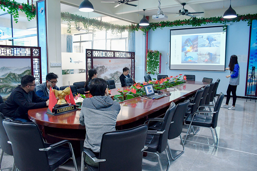 恒大地產領導考察送飛實業(yè)集團的留影紀念圖