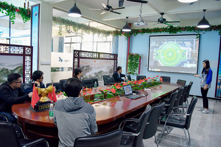 恒大地產領導考察送飛實業(yè)集團的留影紀念圖