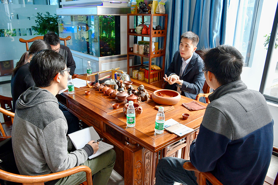 恒大地產領導考察送飛實業(yè)集團的留影紀念圖