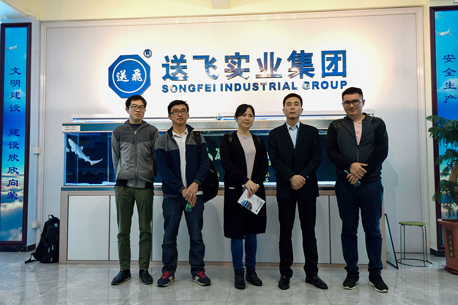 恒大地產領導考察送飛實業(yè)集團的留影紀念圖